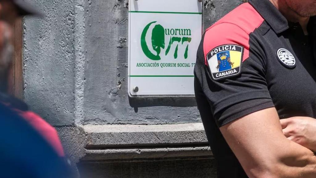 Agentes de la Policía Canaria durante el registro por orden judicial la sede en Las Palmas de GC de la asociación Quorum Social 77, el pasado jueves.
