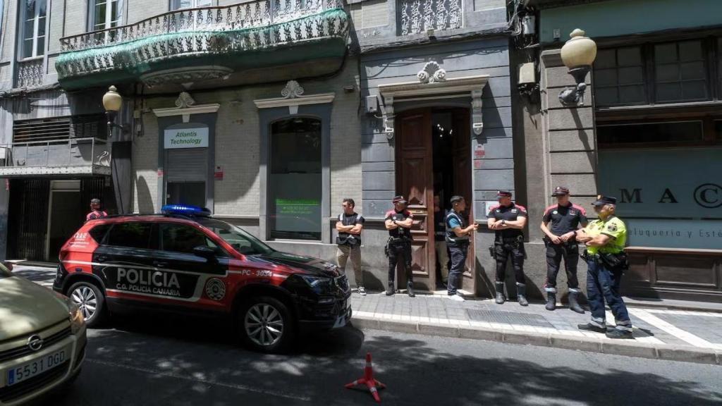 Agentes de la Policía Canaria registran por orden judicial la sede en Las Palmas de Gran Canaria Quórum Social 77, el pasado jueves.