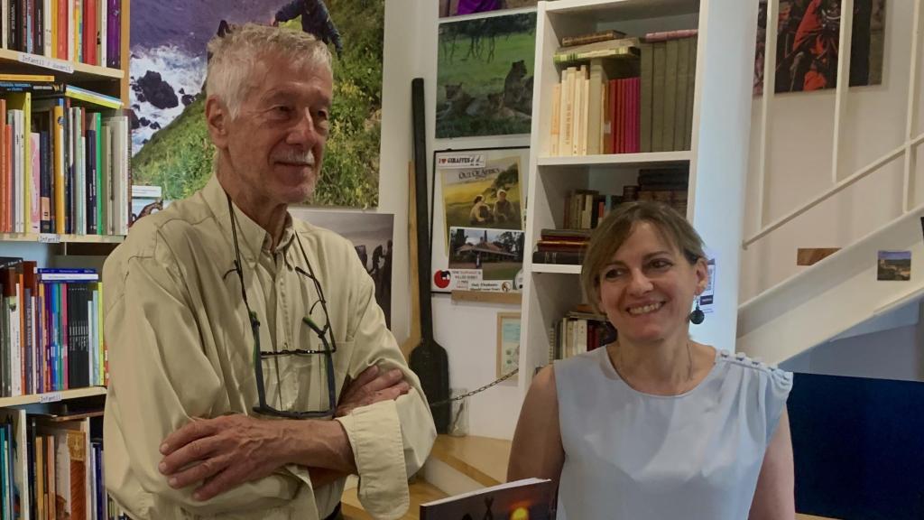 Fidel Raso y Tamara Crespo posan en la librería