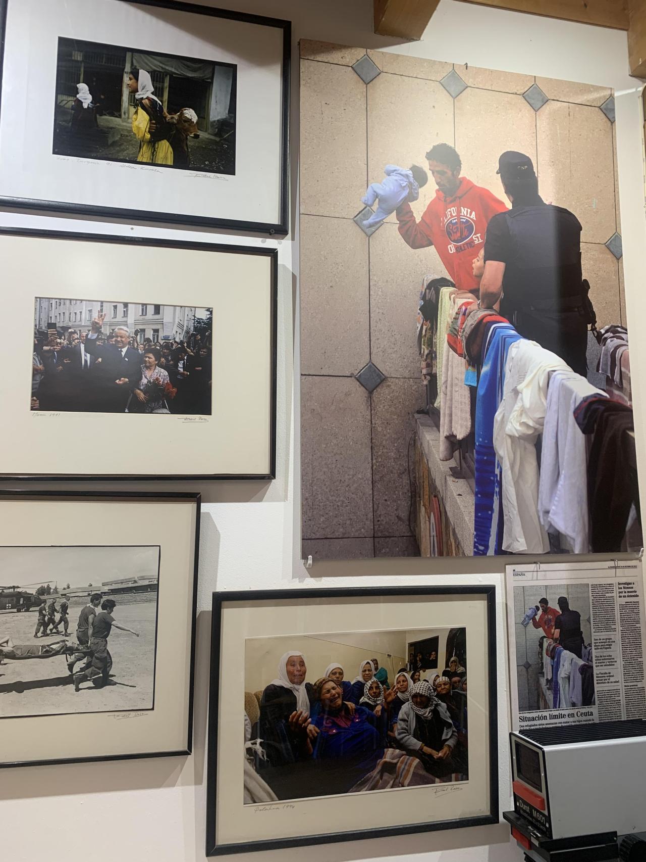 Interior de la librería de Urueña con fotografías