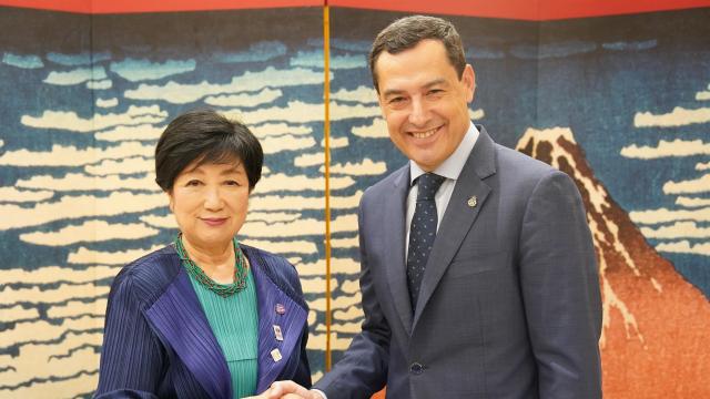 El presidente de la Junta de Andalucía, Juanma Moreno, con la gobernadora de Tokio, Yuriko Koike.