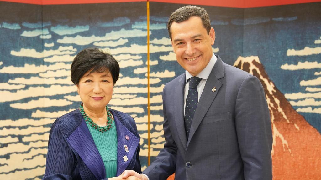 El presidente de la Junta de Andalucía, Juanma Moreno, con la gobernadora de Tokio, Yuriko Koike.