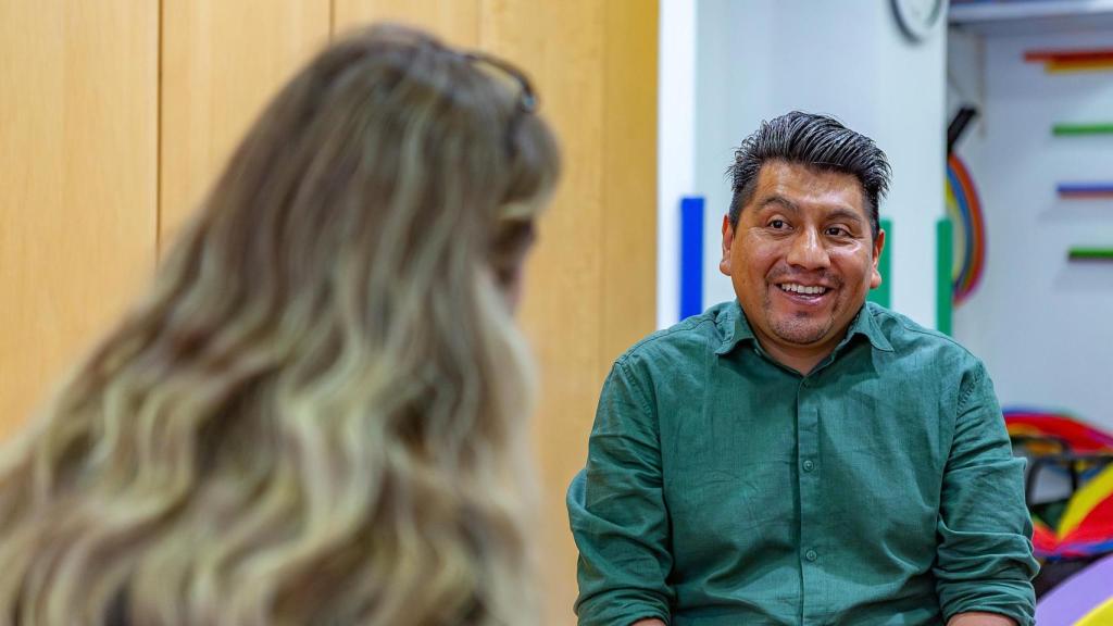 Daniel Gonzales, padre de Gustavo, en un momento durante la entrevista.