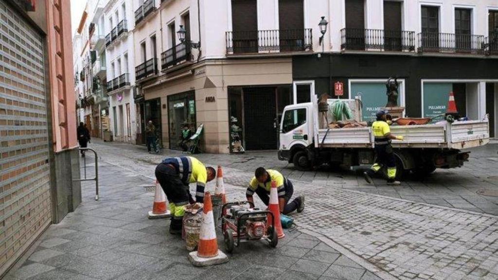 Operarios trabajando en las obras de reurbanización en Sevilla.