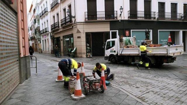 Operarios trabajando en las obras de reurbanización en Sevilla.