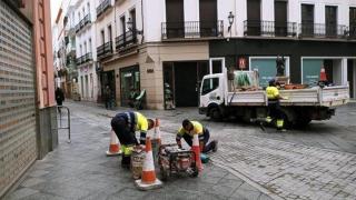 Operarios trabajando en las obras de reurbanización en Sevilla.