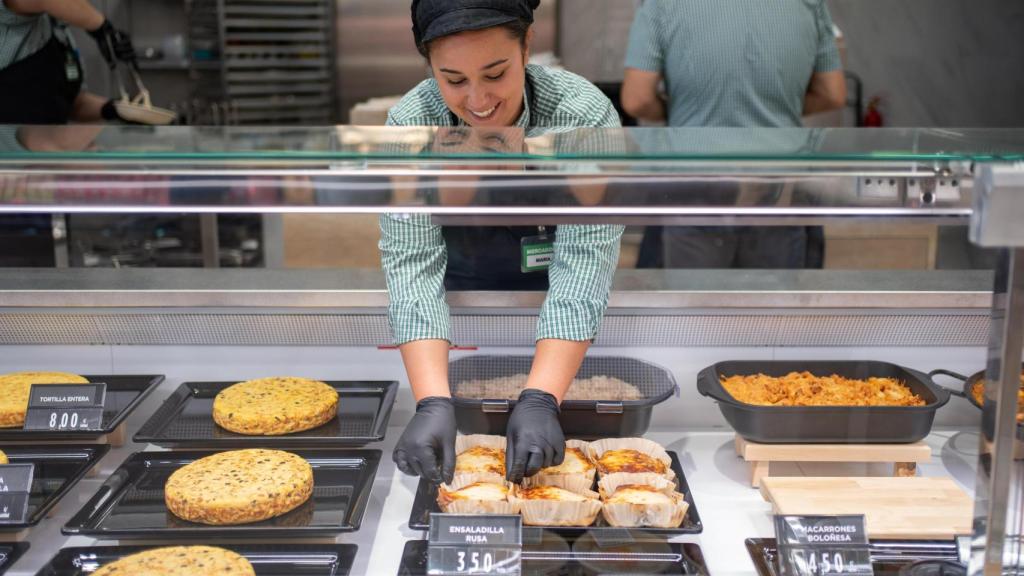 Una de las empleadas de Mercadona en este supermercado en la provincia de Málaga.