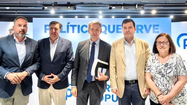 Bermúdez De Castro, María Jesús Moro y Bienvenido de Arriba junto a Núñez Feijóo y Fernández Mañueco