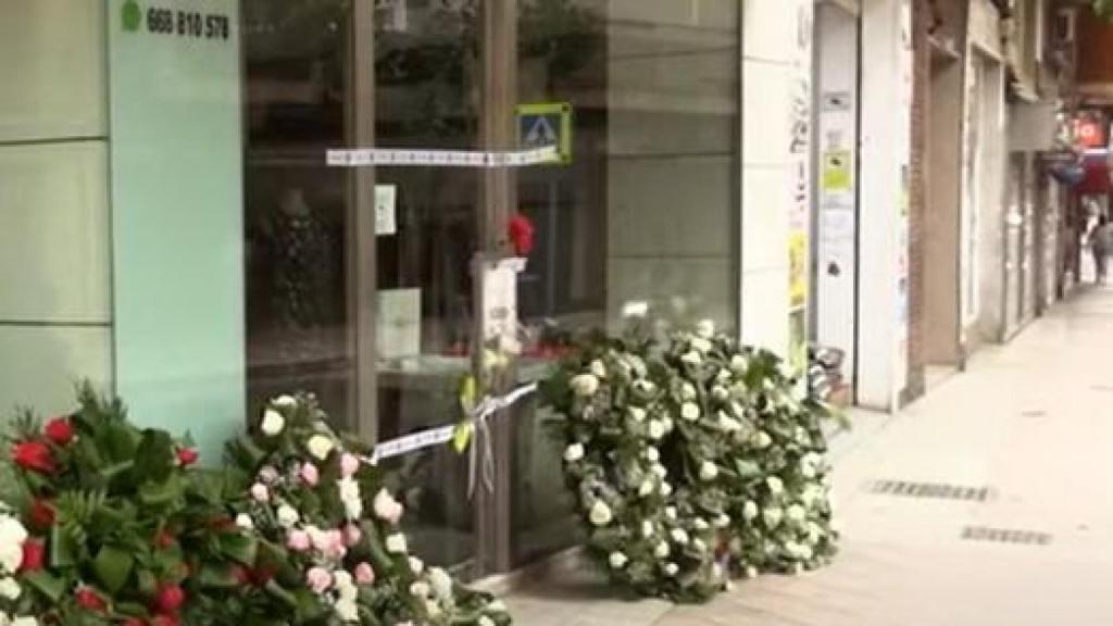 Coronas de flores que los vecinos de Molina de Segura siguen dejando en la tienda del difunto Felipe.