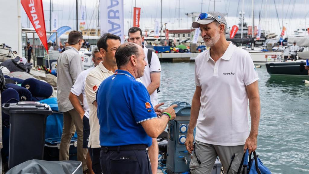 El presidente del RCNP, Rafael Gil, recibió a Don Felipe en el pantalán tras el entrenamiento.