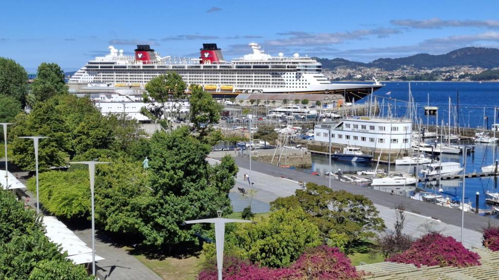 El crucero Disney Fantasy se estrena en el Puerto de Vigo