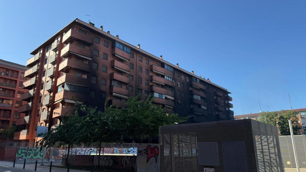 Así se encuentra el exterior de la vivienda colindante a la zona de aparcamientos