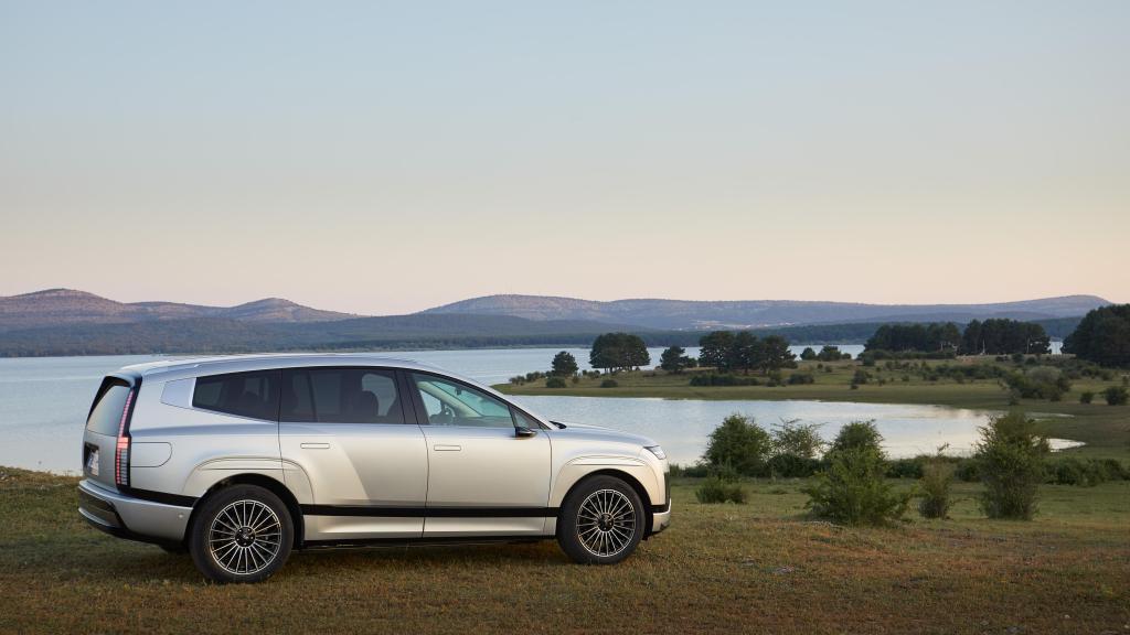 Vista tres cuartos trasera del Hyundai Ioniq 9