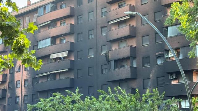 Fachada del bloque de viviendas afectado por el incendio en Zaragoza