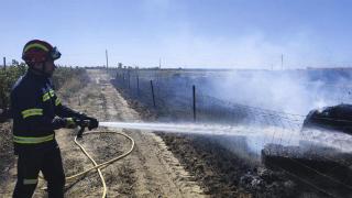 Los Bomberos de la Diputación de Zamora luchando contra el incendio en Casaseca de las Chanas
