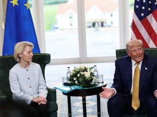 El presidente de Estados Unidos, Donald Trump, se reúne con la presidenta de la Comisión Europea, Ursula von der Leyen , en Turnberry, Escocia, Gran Bretaña, el 27 de julio de 2025.