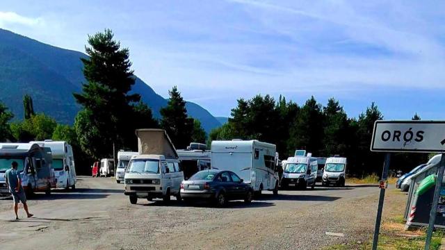 Caravanas estacionadas sin control en Orós, Biescas