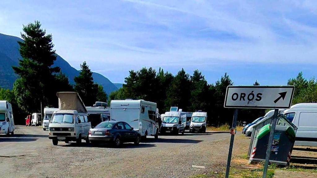 Caravanas estacionadas sin control en Orós, Biescas
