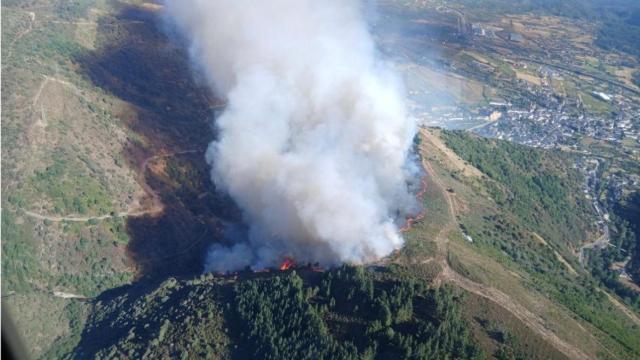 Incendio forestal en Villafranca del Bierzo