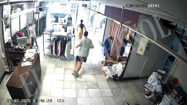 Felipe y su hermana, Rosario, huyendo de Tejidos Hernández, el sábado 19 de julio, tras la paliza a su padre.