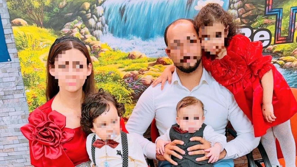 Bogdan T. y Noemi S. posan con sus tres hijos, que han perdido la vida este domingo.