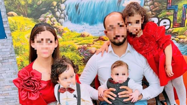 Bogdan T. y Noemi S. posan con sus tres hijos, que han perdido la vida este domingo.