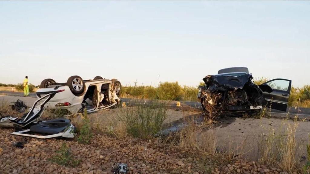 Estado en el que quedaron los dos vehículos que chocaron frontalmente este domingo en Sisante (Cuenca).