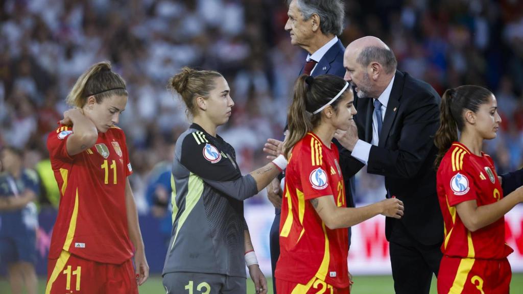 Rafael Louzán anima a las jugadoras de la Selección tras la final de la Eurocopa