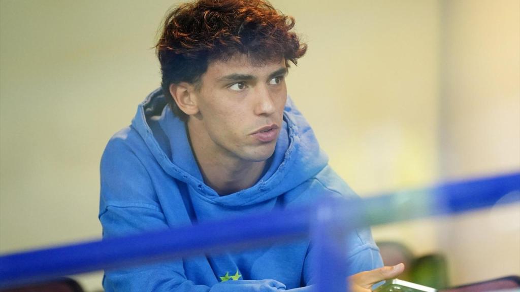 Joao Félix en la grada viendo un partido del Chelsea.