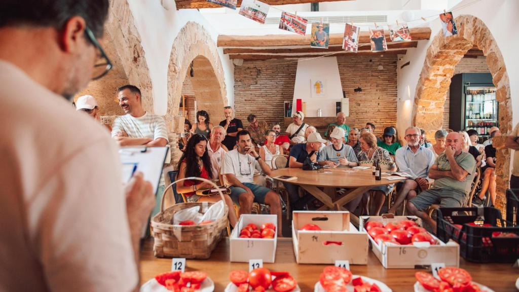 Quique Dacosta valorando los tomates participantes.
