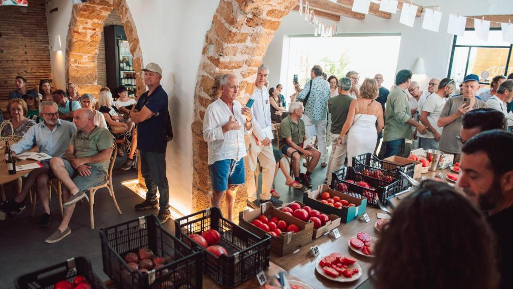 Los participantes esperando el veredicto sobre sus tomates.