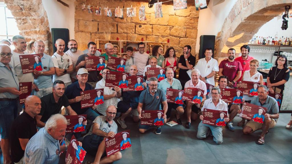 Los participantes del concurso junto al jurado.