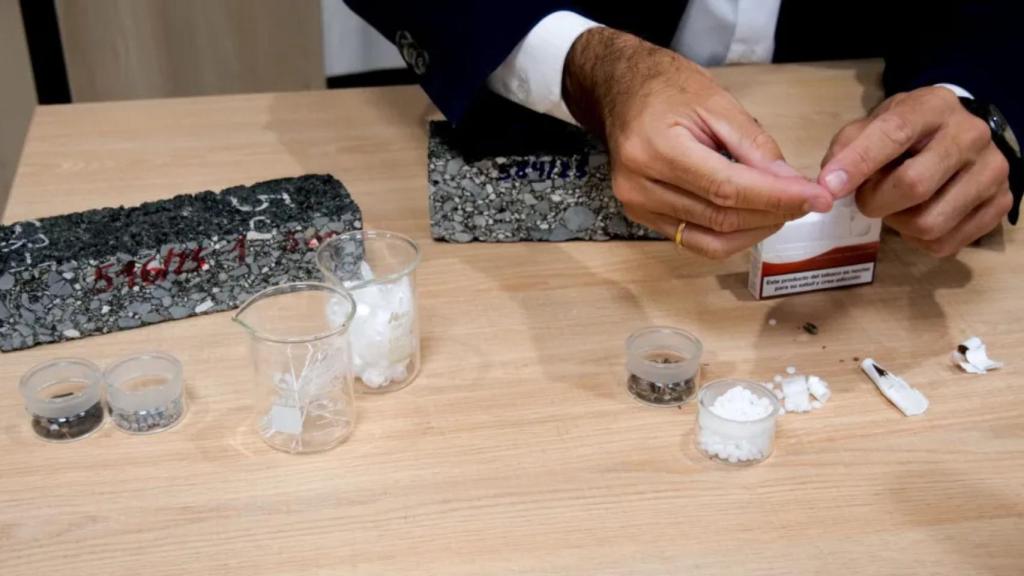 Trozos del asfalto hecho de colillas de cigarrillos.