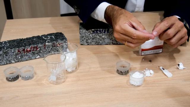 Trozos del asfalto hecho de colillas de cigarrillos.