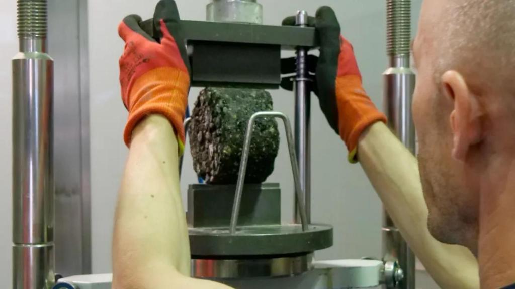 Un trozo del asfalto hecho de colillas de cigarrillos.