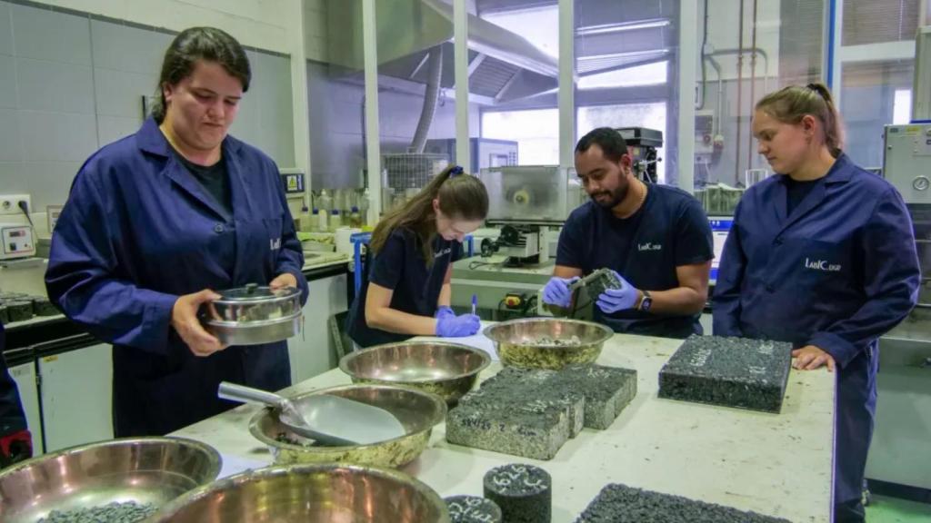 Los investigadores con trozos de asfalto hecho de colillas de cigarrillos.