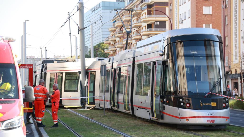 Descarrilamiento del tranvía en el centro de Sevilla.