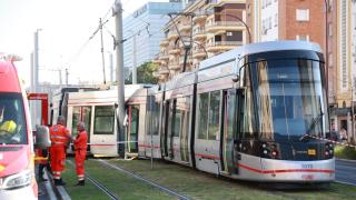 Descarrilamiento del tranvía en el centro de Sevilla.