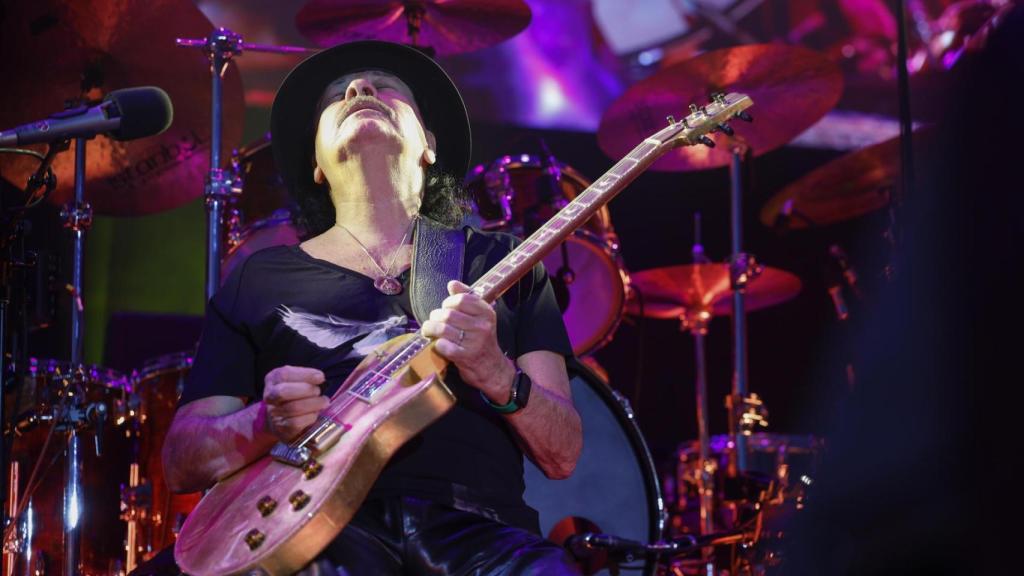 El guitarrista Carlos Santana durante su concierto en las Noches del Botánico, este lunes en Madrid. Foto: EFE/Juanjo Martín