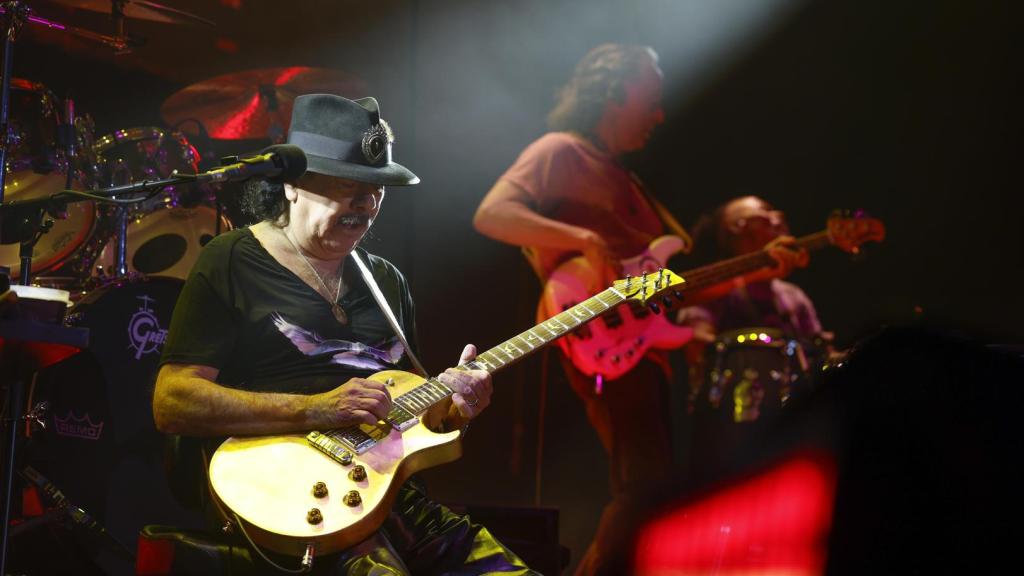 Santana durante su concierto de este lunes en Noches del Botánico. Al fondo, el bajista Benny Rietveld. Foto: EFE/Juanjo Martín