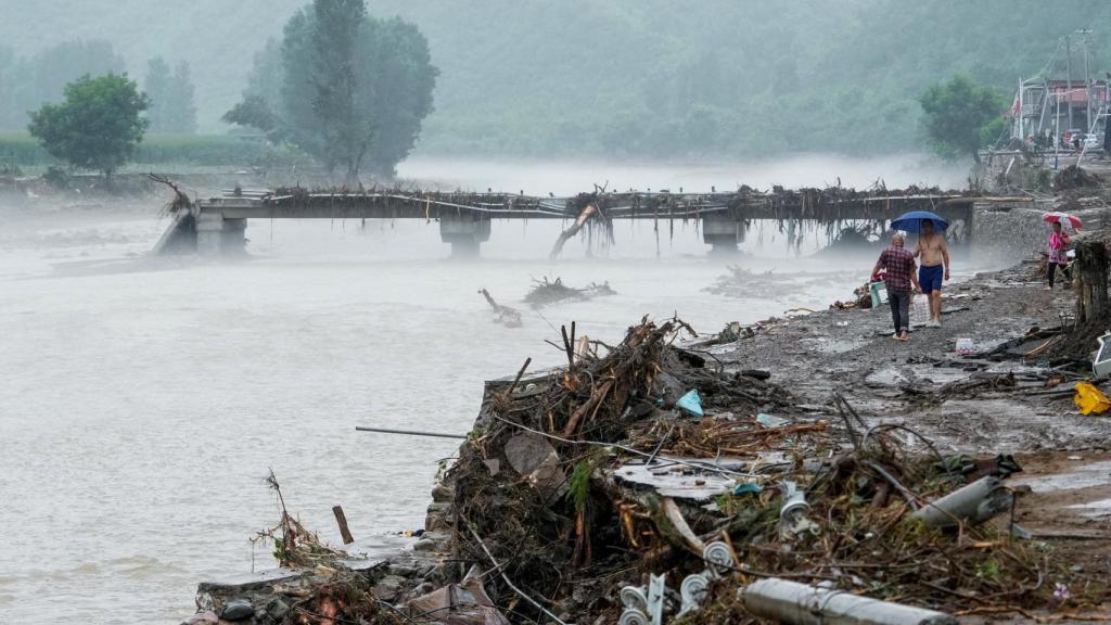 Imágenes de un puente de Pekín dañado por las lluvias torrenciales e inundaciones.
