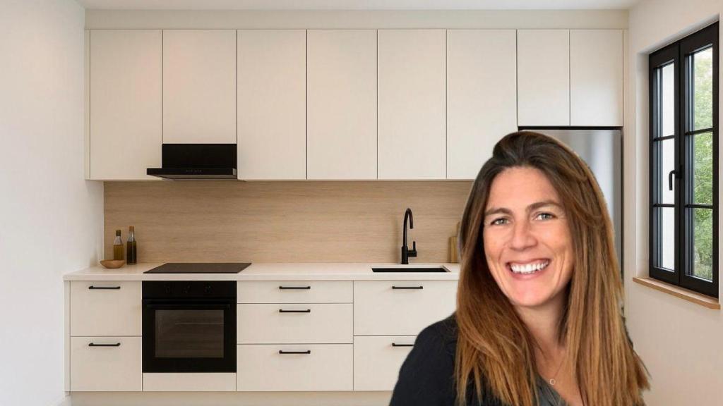 Una interiorista y una cocina.