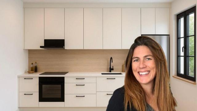 Una interiorista y una cocina.
