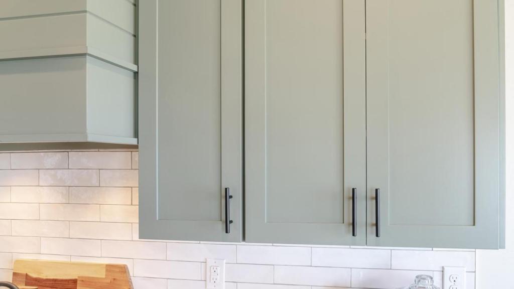 Muebles blancos de la cocina.