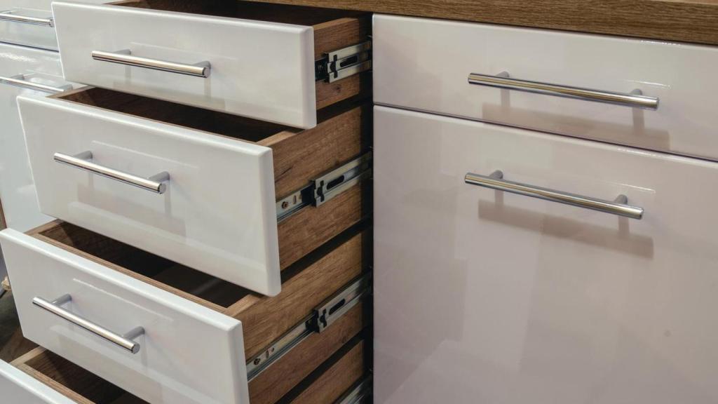 Cajones blancos de una cocina.