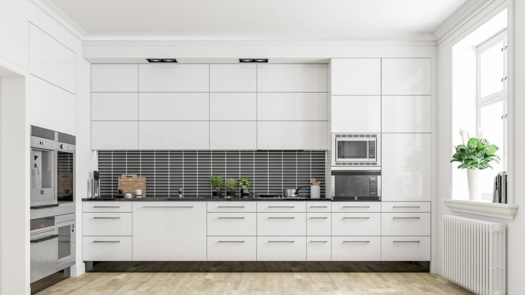 Una cocina blanca renovada.