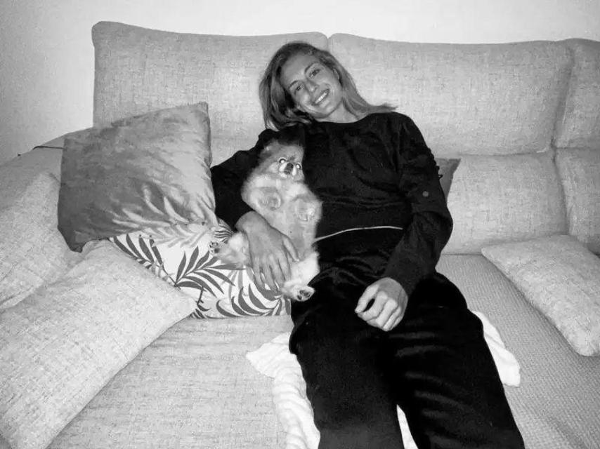 Alexia Putellas en su sofá.