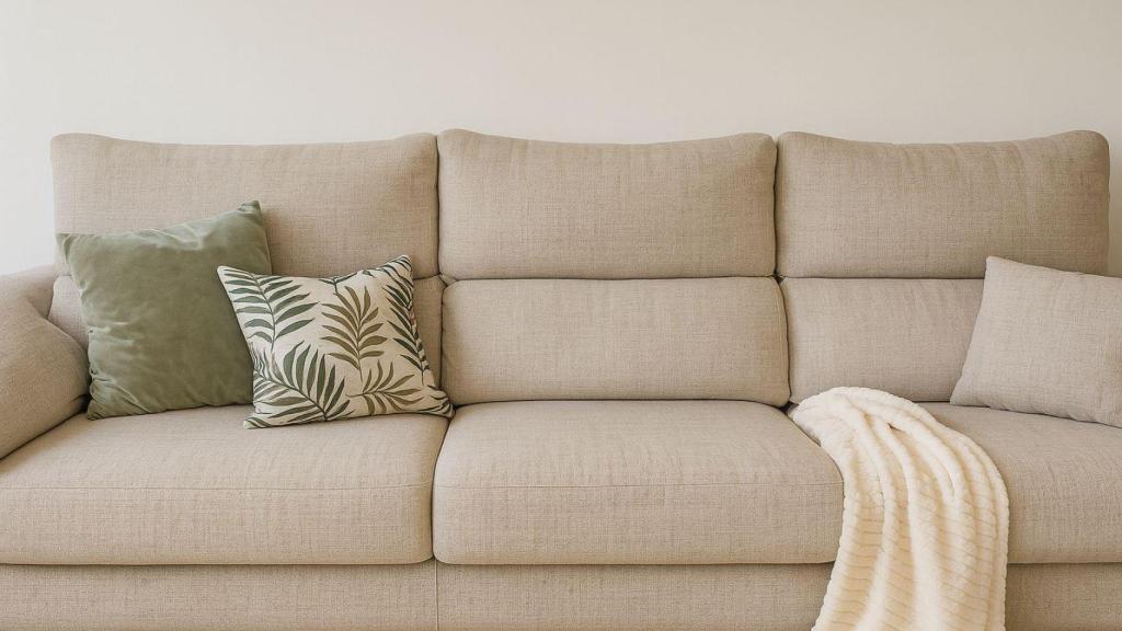 Recreación de su amplio sofá.