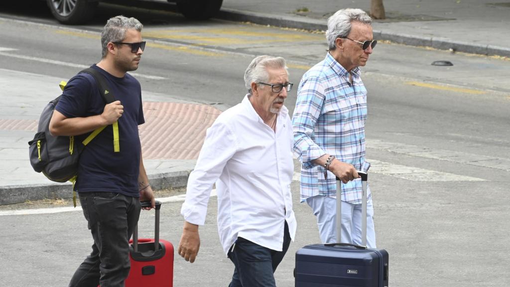 José Ortega Cano junto a su hermano Aniceto y su hijo, José Fernando, tras la muerte de Michu.