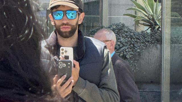 Supuesto trabajador de Apple con su prototipo.